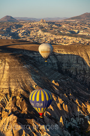 Tuerkei, Goereme - Touristische Ballonfahrt im Goereme-Nationalpark in Kappadokien, mit im Bild Tuffsteine und Feenkamine