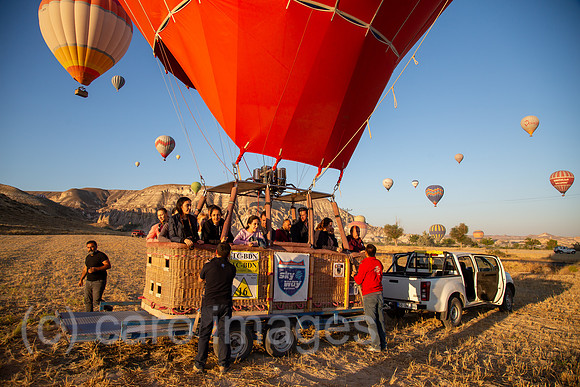 Tuerkei, Goereme - Ende einer Ballonfahrt fuer Touristen im Goereme-Nationalpark in Kappadokien