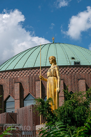 Deutschland, Duesseldorf - Goldene Statue der Goettin Pallas Athene vor der Tonhalle