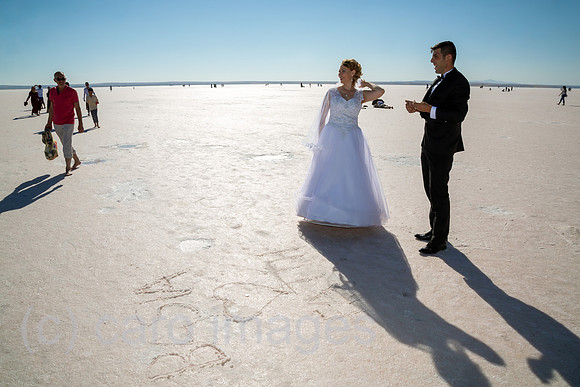 Tuerkei, Sereflikochisar - Hochzeitspaar, rocken gefallener Teil des Salzsees Tuz Goelue, einer der salzhaltigsten Seen der Welt