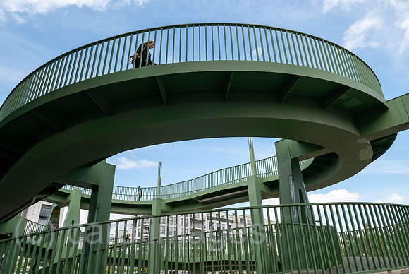 Deutschland, Duesseldorf - Wendeltreppe auf eine Fussgaengerbrucke ueber an der Toulouser Allee