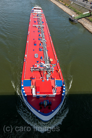 Deutschland, Duesseldorf - Binnenschiff auf dem Rhein