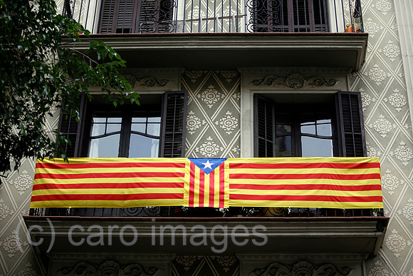 Die katalanische Flagge und der Ruf nach UnabhŠngigkeit auf einem Balkon an einem Haus in Katalonien, Barcelona