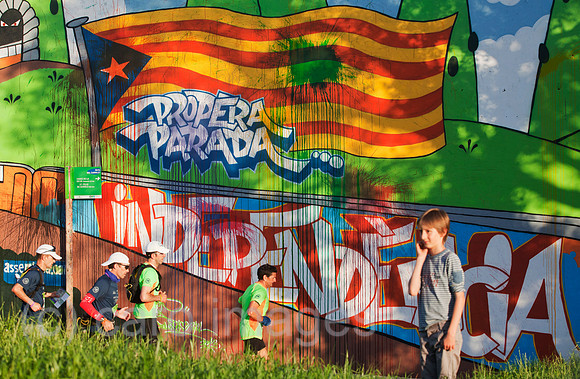 Cassa de la Selva, Katalonien, Spanien - katalanische Flagge und der Ruf nach Unabhaengigkeit auf einer Hauswand