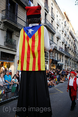 Barcelona, Katalonien, Spanien - Mann auf Stelzen mit katalanischer Flagge