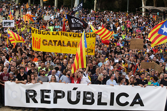 Girona, Katalonien, Spanien - Demonstration fuer die Unabhaengigkeit und die Gruendung einer Republik