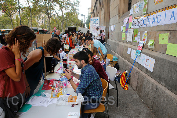 Katalanische Studenten der Universitaet setzten sich freiwillig fŸr das Referendum ein, das vom Zentralstaat verboten wurde, im Zentrum von Barcelona.
