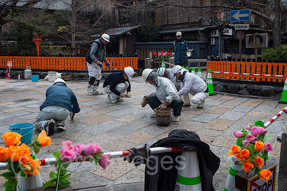 Kyoto, Japan, Strassenbauarbeiter bessern in der Altstadt den Belag einer Fussgaengerstrasse aus