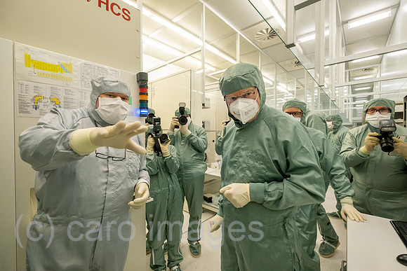 Deutschland, Hannover - Stephan Weil (SPD), Niedersaechsischer Ministerpraesident, besichtigt Laboratorium fuer Nano- und Quantenengineering (LNQE), der Leibniz Universitaet Hannover fuer Nanotechnol