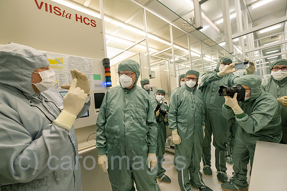 Deutschland, Hannover - Stephan Weil (SPD), Niedersaechsischer Ministerpraesident, besichtigt Laboratorium fuer Nano- und Quantenengineering (LNQE), der Leibniz Universitaet Hannover fuer Nanotechnol