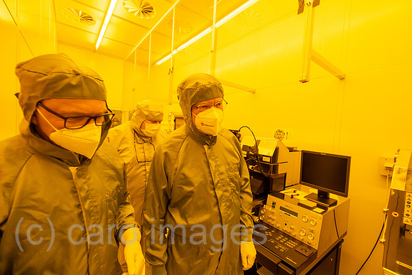 Deutschland, Hannover - Stephan Weil (SPD), rechts, Niedersaechsischer Ministerpraesident, besichtigt Laboratorium fuer Nano- und Quantenengineering (LNQE), der Leibniz Universitaet Hannover