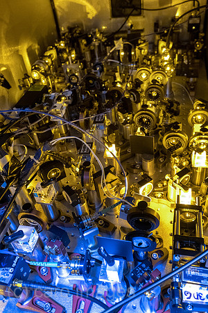 Deutschland, Hannover - QVLS (Quantum Valley Lower Saxony): Oekosystem fuer Durchbrueche in Quantentechnologien an der Leibniz Universitaet Hannover - Versuchsanordnung mit Lasern