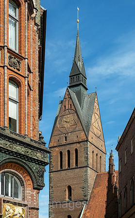 Deutschland, Hannover - Turm der Marktkirche St. Georgii et Jacobi, Wahrzeichen Hannovers Am Markte, vorne Altbau Gruenderzeit
