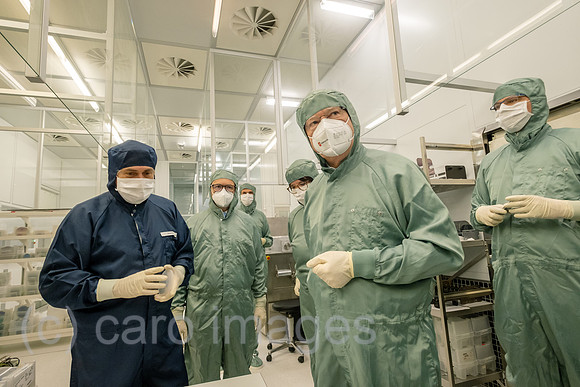 Deutschland, Hannover - Stephan Weil (SPD), Niedersaechsischer Ministerpraesident, besichtigt Laboratorium fuer Nano- und Quantenengineering (LNQE), der Leibniz Universitaet Hannover fuer Nanotechnol