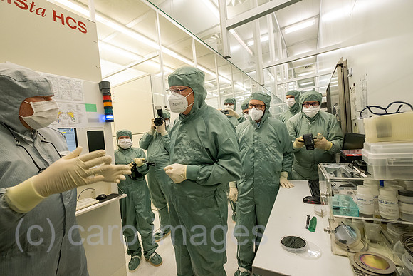 Deutschland, Hannover - Stephan Weil (SPD), Niedersaechsischer Ministerpraesident, besichtigt Laboratorium fuer Nano- und Quantenengineering (LNQE), der Leibniz Universitaet Hannover fuer Nanotechnol