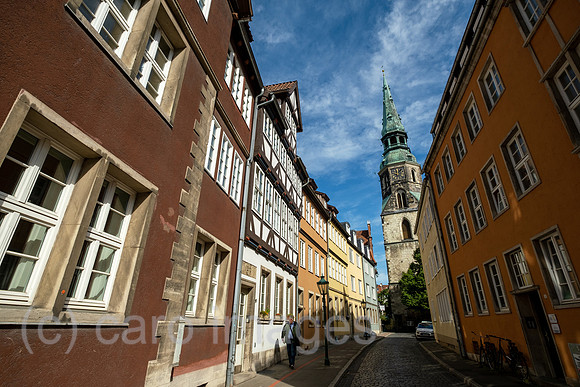 Deutschland, Hannover - Gasse in der Altstadt, hinten die Kreuzkirche im Goldenen Winkel der Altstadt