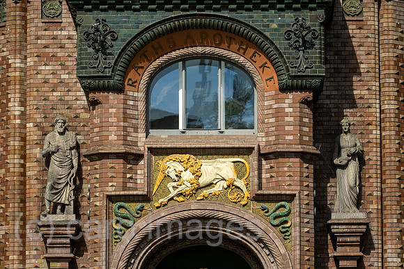 Deutschland, Hannover - Eingangsportal, Praechtiger Altbau, ua. frueher Sitz der Raths Apotheke, gebaut von Paul Rowald (1891)