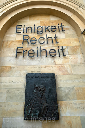 Deutschland, Hannover - Auszug der Deutschen Nationalhymne und Relief von August Heinrich Hoffmann von Fallersleben an Aussenwand des Niedersaechsischen Landtags