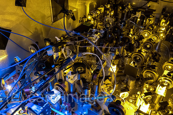 Deutschland, Hannover - QVLS (Quantum Valley Lower Saxony): Oekosystem fuer Durchbrueche in Quantentechnologien an der Leibniz Universitaet Hannover - Versuchsanordnung mit Lasern