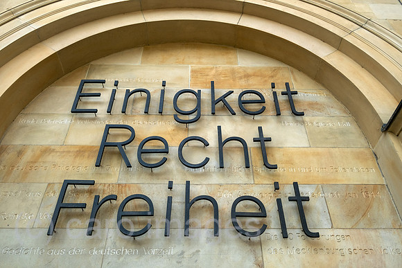 Deutschland, Hannover - Einigkeit, Recht, Freiheit- Auszug der Deutschen Nationalhymne und Schriftzug an Aussenwand des Niedersaechsischen Landtags