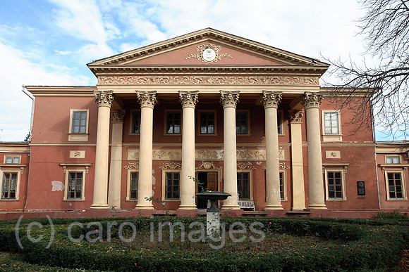 00S061110D057CAROE.JPG