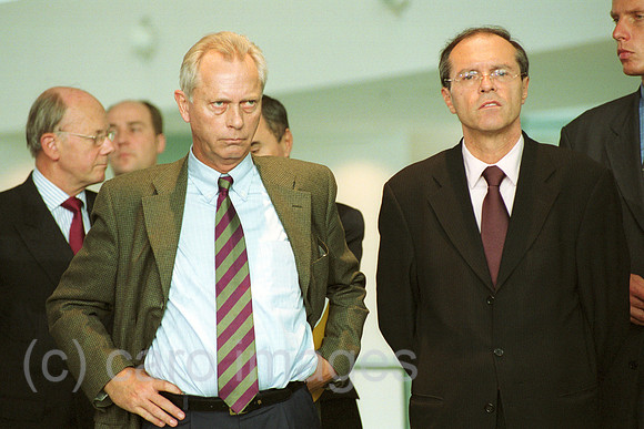 00M122527CARO.JPG