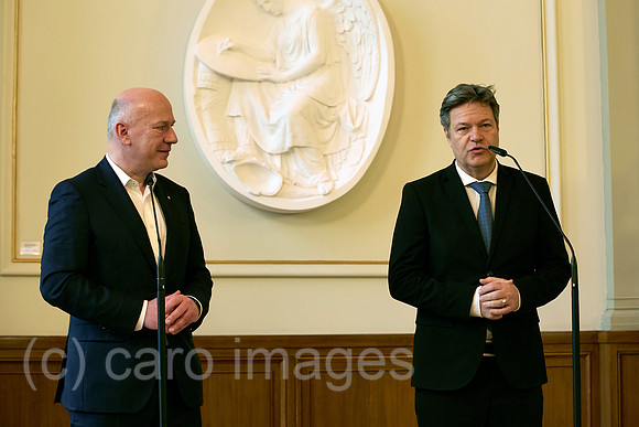 Berlin, Deutschland - Kai Wegner und Robert Habeck bei einer gemeinsamen Pressekonferenz im Roten Rathaus.