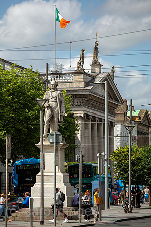 Republik Irland, Dublin - O Connell Street, bekannteste Strasse Dublins in der City, mit Denkmal von Sir John Gray (irischer Politiker) und General Post Office (1814), wichtig beim Aufstand gegen die