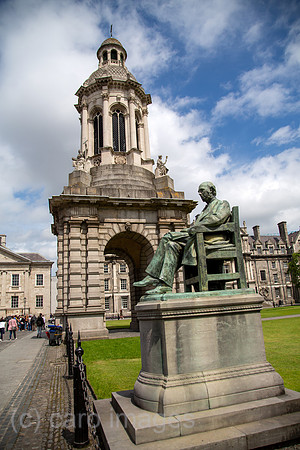 Republik Irland, Dublin - Trinity College 1592, Glockenturm Campanile (1853) auf dem Campus, vorne William Lecky Statue (1838-1903, irischer Historiker)