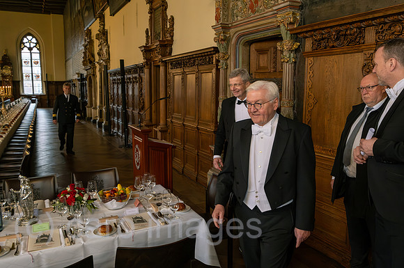 Deutschland, Bremen - 480. Schaffermahlzeit (Spendensammlung fuer Seeleute und Angehoerige, Stiftung Haus Seefahrt) im Bremer Rathaus, Ehrengast Bundespraesident Frank-Walter Steinmeier betritt Obere