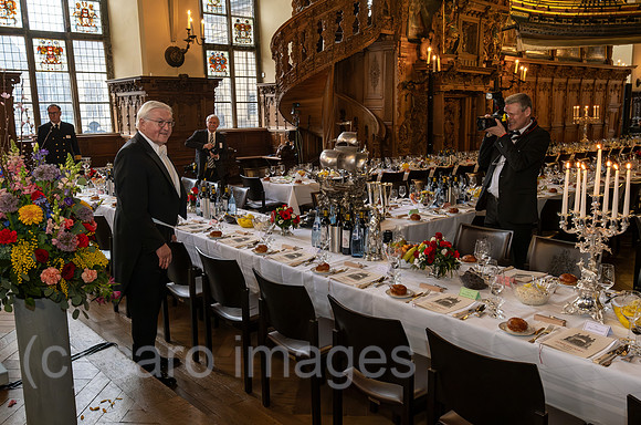 Deutschland, Bremen - 480. Schaffermahlzeit (Spendensammlung fuer Seeleute und Angehoerige, Stiftung Haus Seefahrt) im Bremer Rathaus, Ehrengast Bundespraesident Frank-Walter Steinmeier betritt Obere