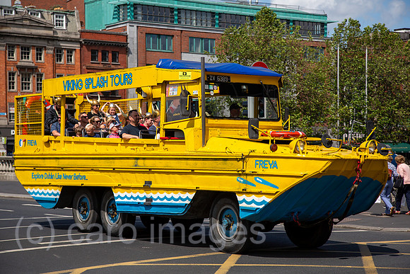 Republik Irland, Dublin - Touristen unterwegs im Stadtverkehr mit Viking Splash Tours (Amphibienfahrzeug)