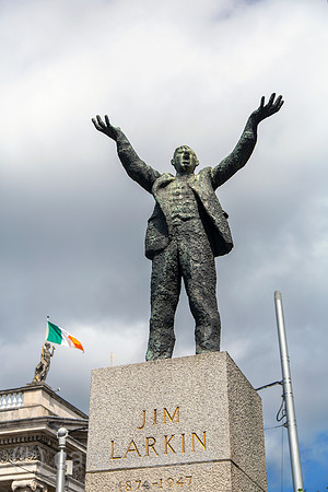 Republik Irland, Dublin - O Connell Street, bekannteste Strasse Dublins in der City, mit Denkmal von Jim Larkin, irischer Gewerkschafter (1874-1947)