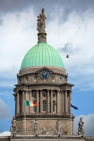 Republik Irland, Dublin - Turm des Custom House (1781–1791, Neoklassizismus), heute Umweltministerium und Kommunalverwaltung) im Stadtzentrum
