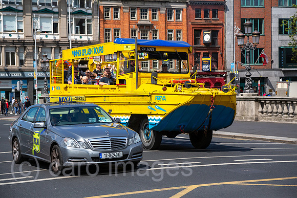 Republik Irland, Dublin - Touristen unterwegs im Stadtverkehr mit Viking Splash Tours (Amphibienfahrzeug)