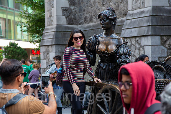Republik Irland, Dublin - Skulptur von Molly Malone (1988), Legende eines armen, schoenen Fischermaedchens, das sich verkaufen musste. Ihr an die Brust zu fassen soll Glueck bringen