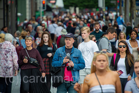 Republik Irland, Dublin - Fussgaenger auf der O Connell Street, bekannteste Strasse Dublins in der City