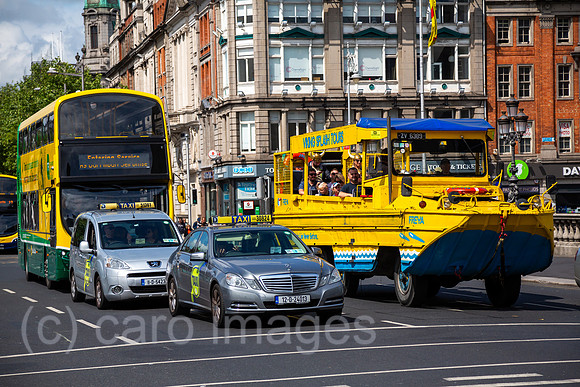 Republik Irland, Dublin - Touristen unterwegs im Stadtverkehr mit Viking Splash Tours (Amphibienfahrzeug)