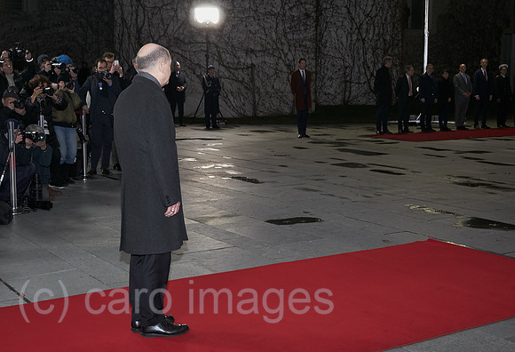 Berlin, Deutschland - Bundeskanzler Olaf Scholz vor dem Eintreffenvdes franzoesischen Premierministers Gabriel Attal im Ehrenhof des Kanzleramts.