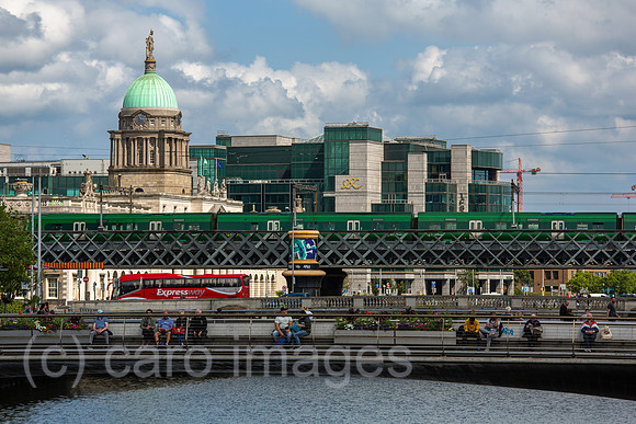 Republik Irland, Dublin - Blick von der O Connell Bridge zur Rosie Hackett Bridge ueber den Fluss Liffey, links the Custom House