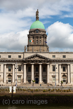 Republik Irland, Dublin - The Custom House (1781–1791, Neoklassizismus), heute Umweltministerium und Kommunalverwaltung) am Fluss Liffey im Stadtzentrum