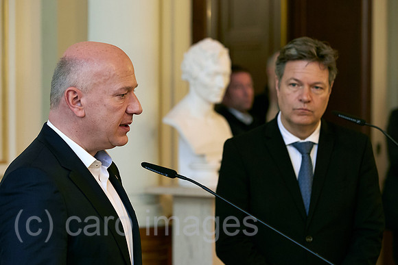 Berlin, Deutschland - Kai Wegner und Robert Habeck bei einer gemeinsamen Pressekonferenz im Roten Rathaus.