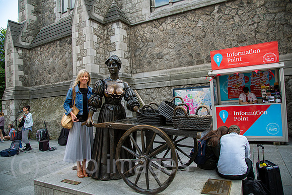 Republik Irland, Dublin - Skulptur von Molly Malone (1988), Legende eines armen, schoenen Fischermaedchens, das sich verkaufen musste. Ihr an die Brust zu fassen soll Glueck bringen