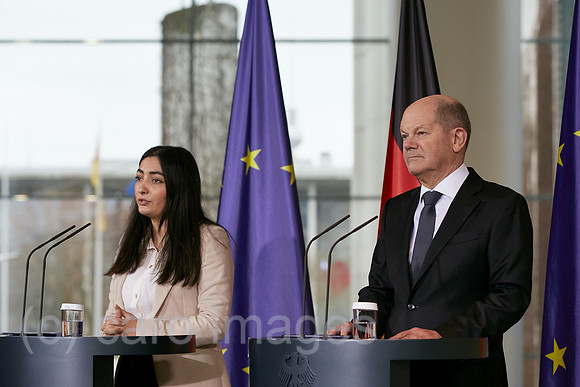 Berlin, Deutschland - Staatsministerin Reem Alabali-Radovan und Bundeskanzler Olaf Scholz bei einer Pressekonferenz im Kanzleramt,