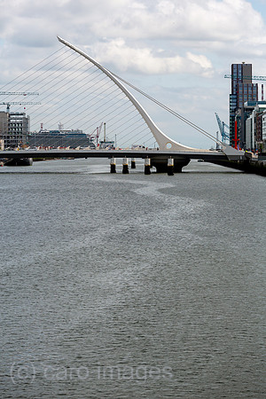 Republik Irland, Dublin - Samuel Beckett Bridge ueber den Fluss Liffey, Blick Richtung Hafen