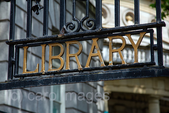 Republik Irland, Dublin - Originaler Schriftzug am Zaun der National Library of Ireland