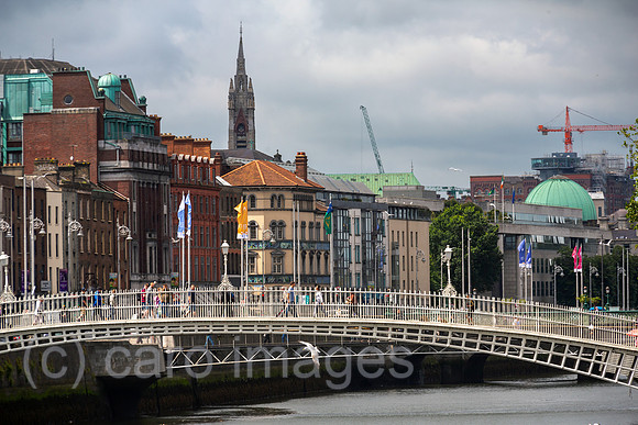 Republik Irland, Dublin - Blick von O Connell Bridge auf Fussgaengerbruecke ueber den Fluss Liffey in der City