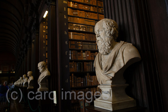 Republik Irland, Dublin - The Long Room (1732), Old Library des Trinity College 1592, Statue von Sokrates