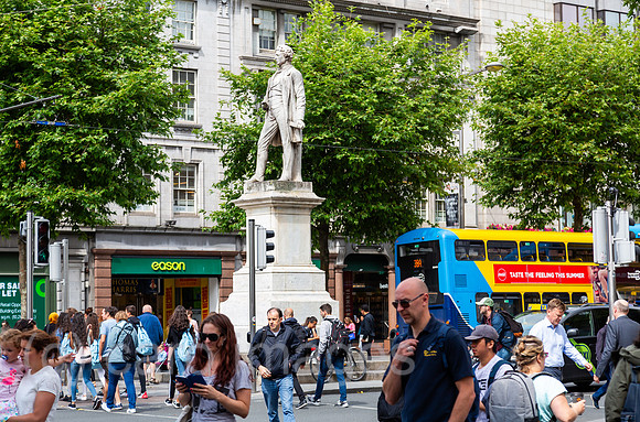 Republik Irland, Dublin - O Connell Street, bekannteste Strasse Dublins in der City, mit Denkmal von Sir John Gray (irischer Politiker), errichtet 1879