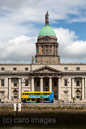 Republik Irland, Dublin - The Custom House (1781–1791, Neoklassizismus), heute Umweltministerium und Kommunalverwaltung) am Fluss Liffey im Stadtzentrum